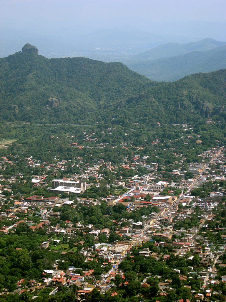 Vista del valle de Tepoztlán desde la pirámide de El Tepozteco