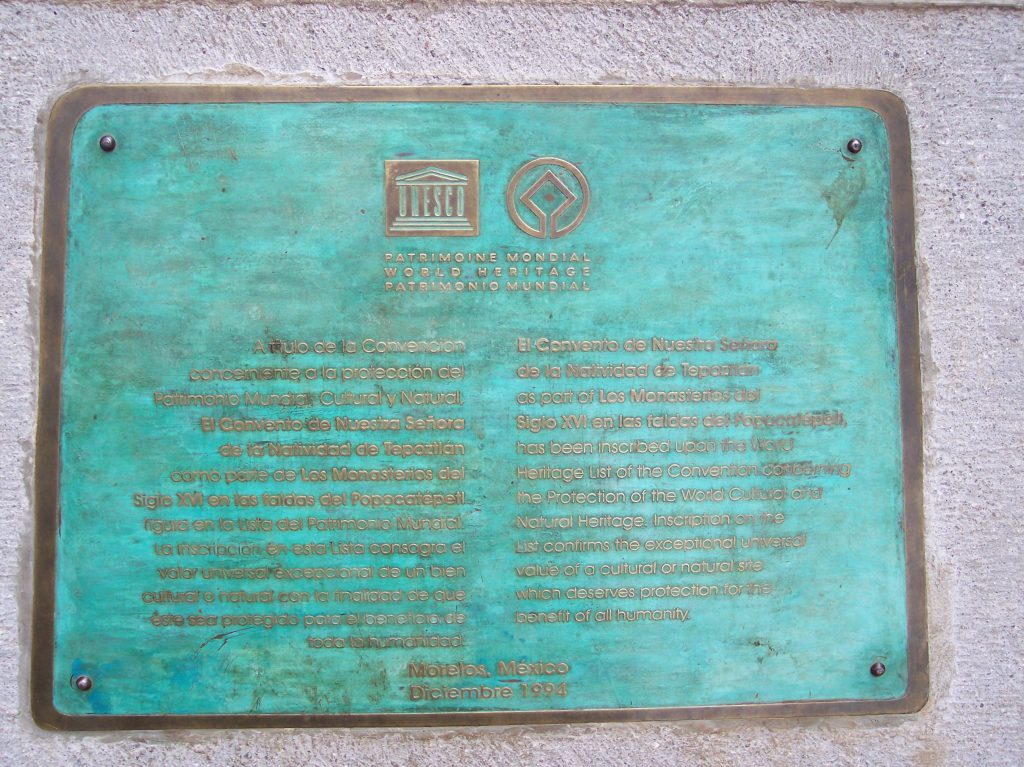 Placa que declara al Convento de la Natividad en Tepoztlán como Patrimonio Mundial