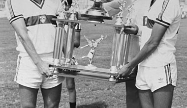 Recibiendo el trofeo de campeones de Segunda División Alfredo “Harapos” Morales y Eligio Urieta.