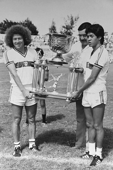 Recibiendo el trofeo de campeones de Segunda División Alfredo “Harapos” Morales y Eligio Urieta.