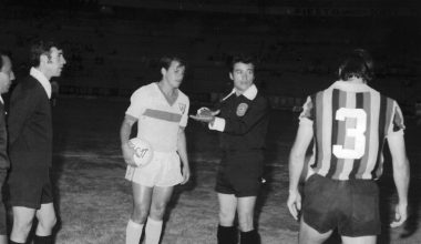 “Ruso” Estrada, en el clásico volado al inicio del encuentro entre Zacatepec y Universidad de Guadalajara, en el Estadio Jalisco.